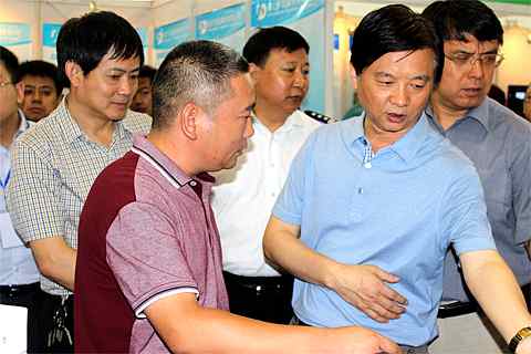 河北省副省长莅临球王会体育展会参观